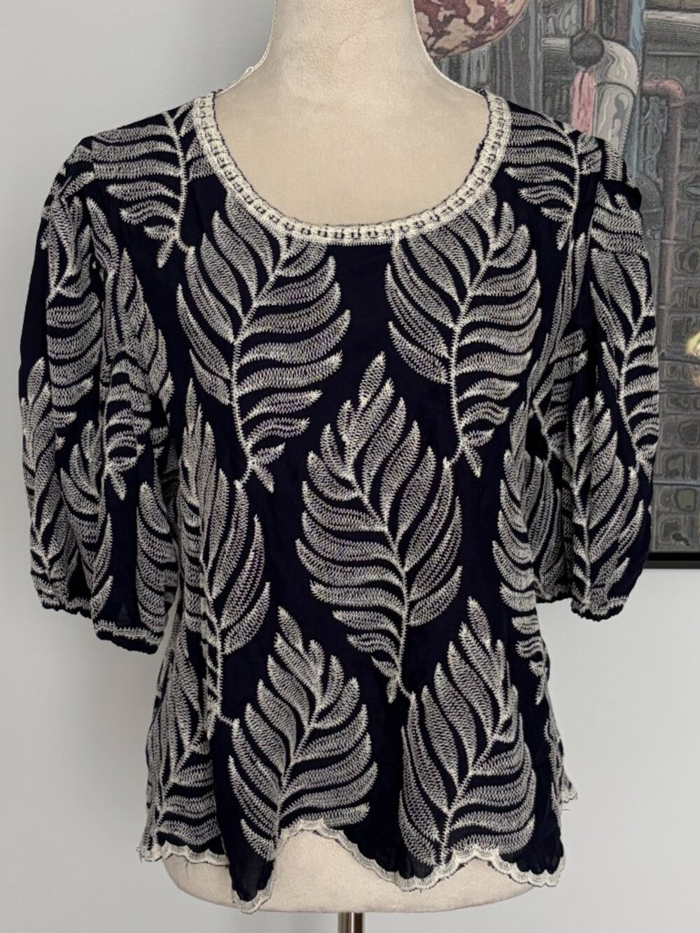 NWT Solitaire Navy w/Cream Embroidery Top L